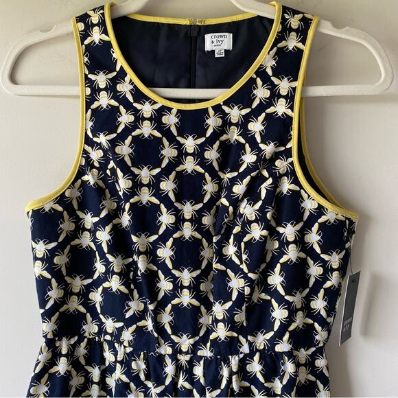 NWT Crown & Ivy Medallion Bee Print Fit and Flare Dress Sleeveless Size 4P - Picture 3 of 11